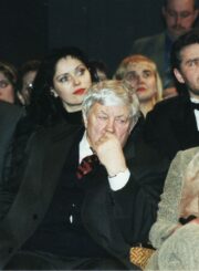 Su kolegomis. 1-oje eilėje, iš kairės: Irena Vasiulytė, Donatas Banionis, Regina Kairytė. 2-oje eilėje: Laimutis Sėdžius, Ligita Kondrotaitė, Janina Kudokienė, Vidmantas Fijalkauskas. Fotografija iš Reginos Kairytės asmeninio archyvo