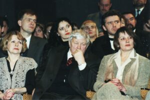 Su kolegomis. 1-oje eilėje, iš kairės: Irena Vasiulytė, Donatas Banionis, Regina Kairytė. 2-oje eilėje: Laimutis Sėdžius, Ligita Kondrotaitė, Janina Kudokienė, Vidmantas Fijalkauskas. Fotografija iš Reginos Kairytės asmeninio archyvo