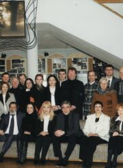 Teatre. 1-oje eilėje, iš kairės: Regina Kairytė, Algirdas Paulavičius, Toma Razmislavičiūtė, Asta Preidytė, Rudolfas Jansonas, Laimutė Mališauskaitė, Irena Vasiulytė. Stovi, iš kairės: Gintarė Knizikevičiūtė, Evaldas Stokė, Jolita Skukauskaitė, Eleonora Matulaitė, Donatas Kalkauskas, Enrikas Kačinskas, Petras Kežys, Vita Šiaučiūnaitė, Inga Talušytė, Ligita Kondrotaitė, Deividas Rajunčius, Rimantas Teresas, Julius Tamošiūnas, Gražina Urbonavičiūtė, Gintautas Žiogas, Albinas Kėleris, Saugirdas Stakelė, Vytautas Kupšys, Eleonora Koriznaitė. Fotografija iš Irenos Vasiulytės asmeninio archyvo