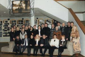 Teatre. 1-oje eilėje, iš kairės: Regina Kairytė, Algirdas Paulavičius, Toma Razmislavičiūtė, Asta Preidytė, Rudolfas Jansonas, Laimutė Mališauskaitė, Irena Vasiulytė. Stovi, iš kairės: Gintarė Knizikevičiūtė, Evaldas Stokė, Jolita Skukauskaitė, Eleonora Matulaitė, Donatas Kalkauskas, Enrikas Kačinskas, Petras Kežys, Vita Šiaučiūnaitė, Inga Talušytė, Ligita Kondrotaitė, Deividas Rajunčius, Rimantas Teresas, Julius Tamošiūnas, Gražina Urbonavičiūtė, Gintautas Žiogas, Albinas Kėleris, Saugirdas Stakelė, Vytautas Kupšys, Eleonora Koriznaitė. Fotografija iš Irenos Vasiulytės asmeninio archyvo