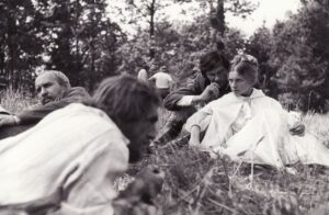 Masinė scena iš filmo „Atpildo diena“(rež. Stasys Motiejūnas, Algimantas Puipa, 1975 m.). Fotografija iš Irenos Vasiulytės asmeninio archyvo