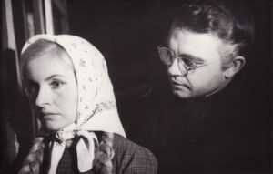 A. Vienuolis „Prieblandoje“ (rež. Juozas Miltinis), 1973 m. Irena Vasiulytė – Ievutė, Rimantas Pazikas – Klebonas. Fotogr. Kazimiero Vitkaus. PAVB FKV-87-6-1