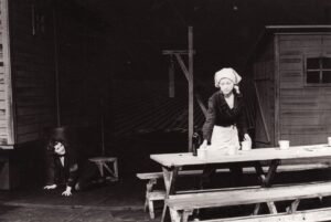 V. Petkevičius „Dainuojantis milžinkapis“ (rež. Vaclovas Blėdis), 1977 m. Regina Kairytė – Aldona, Irena Vasiulytė – Daiva. Fotogr. Kazimiero Vitkaus. PAVB FKV-213-3-4