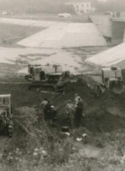 Nevėžio („Ekrano“ marių) užtvankos statyba. Statybvietėje lankosi Melioracijos statybos-montavimo valdybos administracijos atstovai. Panevėžys. Apie 1979 m. PAVB skaitmeninis archyvas
