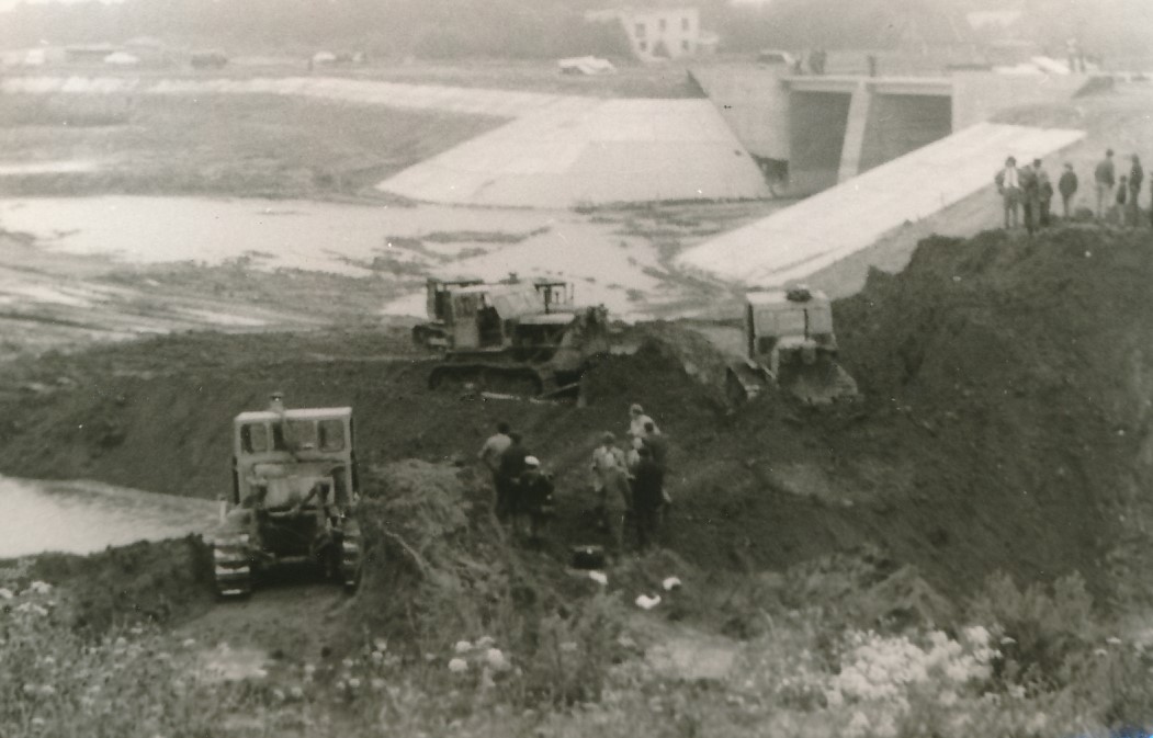 Nevėžio („Ekrano“ marių) užtvankos statyba. Statybvietėje lankosi Melioracijos statybos-montavimo valdybos administracijos atstovai. Panevėžys. Apie 1979 m. PAVB skaitmeninis archyvas