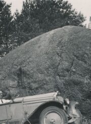 Prie Puntuko akmens automobiliu atvykę panevėžiečiai: inžinierius, visuomenininkas Juozas Barisas, mokytoja Sofija Barisienė ir kunigas Augustinas Liepinis. Dvaronių k. (Anykščių r.). XX a. 4 deš. PAVB, Laimos Barisaitės fondas F155