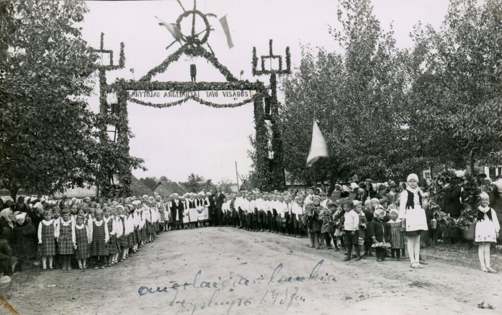 Salako angelaičiai prie Garbės vartų laukia atvykstant Panevėžio vyskupo Kazimiero Paltaroko. 1937 05 29. PAVB skaitmeninis archyvas