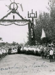 Salako angelaičiai prie Garbės vartų laukia atvykstant Panevėžio vyskupo Kazimiero Paltaroko. 1937 05 29. PAVB skaitmeninis archyvas