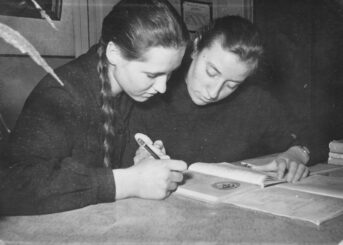 Genovaitė Jusytė (vėliau – Skaringienė, kairėje) Panevėžio internate. 1959 11 01