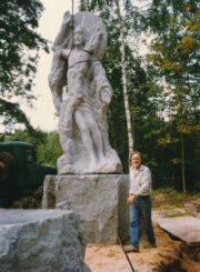Skulptorius Antanas Kmieliauskas prie savo sukurtos skulptūros „Prisikeliantis Kristus“ („Prisikėlimas“). Fotograf. D. Rasimavičiūtė. Berčiūnai (Panevėžio r.). 1996 08 08. PAVB, Daivos Rasimavičiūtės-Skirkevičienės fondas F164