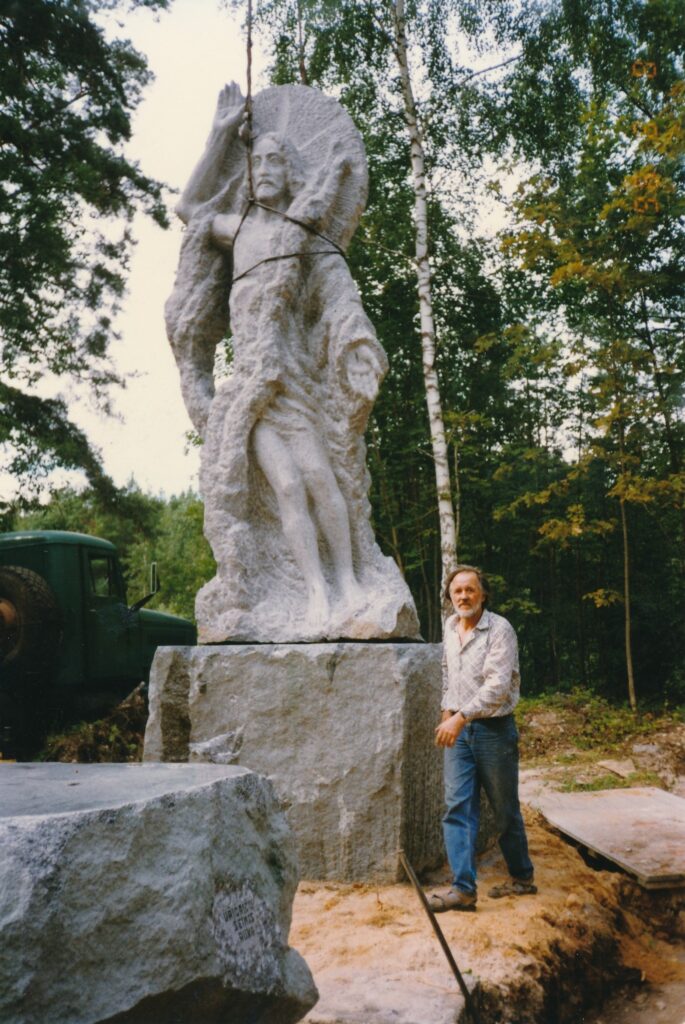 Skulptorius Antanas Kmieliauskas prie savo sukurtos skulptūros „Prisikeliantis Kristus“ („Prisikėlimas“). Fotograf. D. Rasimavičiūtė. Berčiūnai (Panevėžio r.). 1996 08 08. PAVB, Daivos Rasimavičiūtės-Skirkevičienės fondas F164
