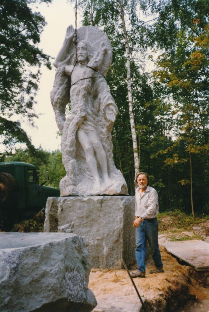 Skulptorius Antanas Kmieliauskas prie savo sukurtos skulptūros „Prisikeliantis Kristus“ („Prisikėlimas“). Fotograf. D. Rasimavičiūtė. Berčiūnai (Panevėžio r.). 1996 08 08. PAVB, Daivos Rasimavičiūtės-Skirkevičienės fondas F164