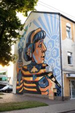 Arturas Širinas (Ettoja). Gatvės meno piešinys „Erasmus+ SIENA įžiebk pokytį“, įamžinantis Gabrielę Petkevičaitę-Bitę. 2025 m. G. Lukoševičiaus nuotrauka