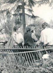 Žygio „Simono Daukanto taku“ X etapo dalyviai Naujųjų Lažų kaime su vietos gyventojais. Iš kairės: 4-a Irena Beinortienė, 5-as Julius Beinortas. Fotogr. P. Dūda. Kėdainių r. 1975 06 21. PAVB, Juliaus Beinorto fondas F172