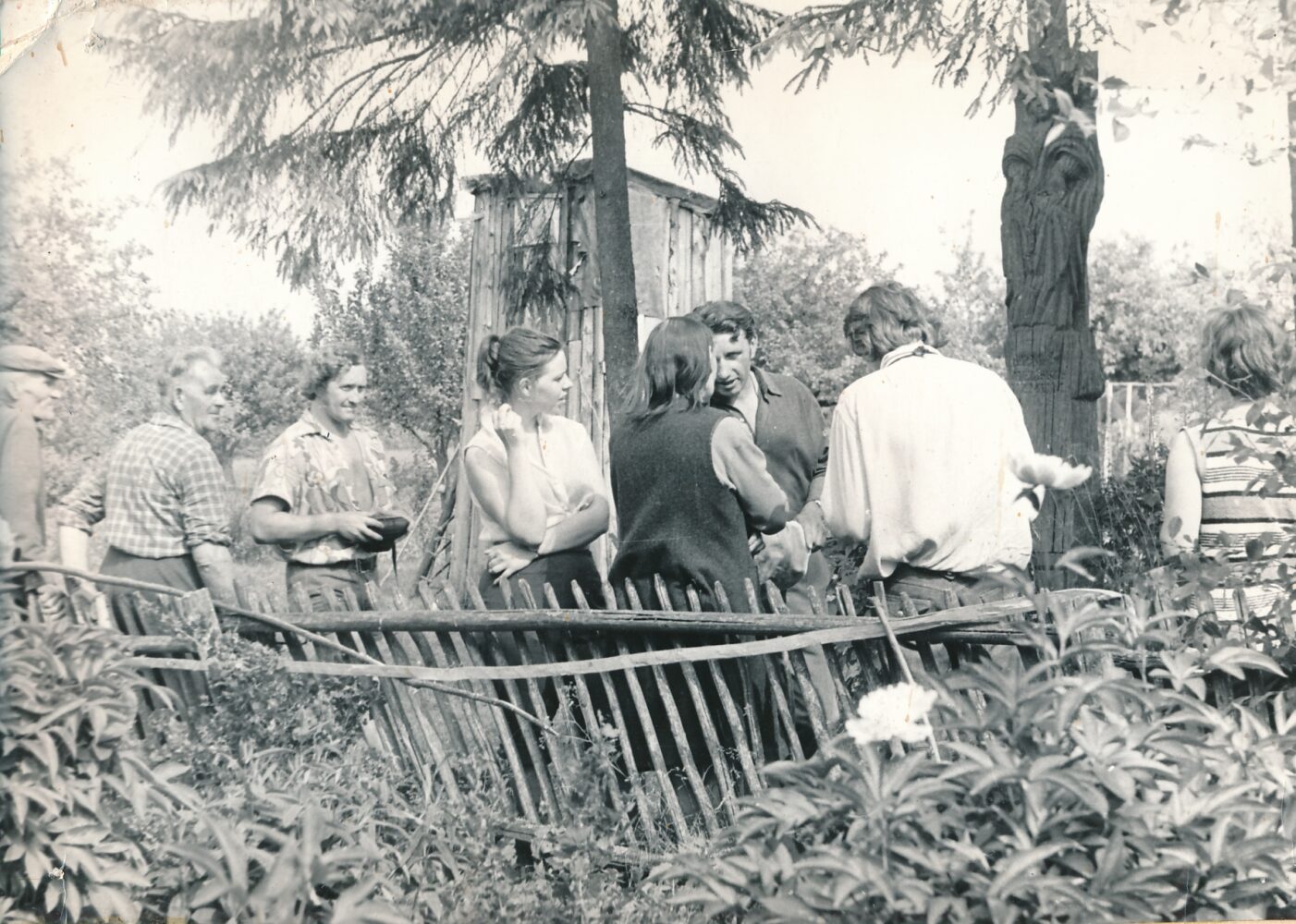 Žygio „Simono Daukanto taku“ X etapo dalyviai Naujųjų Lažų kaime su vietos gyventojais. Iš kairės: 4-a Irena Beinortienė, 5-as Julius Beinortas. Fotogr. P. Dūda. Kėdainių r. 1975 06 21. PAVB, Juliaus Beinorto fondas F172