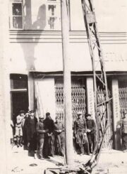Elektros stulpas Kranto gatvės pradžioje, į kurį atsitrenkė Muilo fabriko sunkvežimis. Panevėžys, 1940 m.