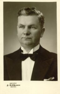 Muzikas Mykolas Karka – „Dainos“ draugijos Panevėžio skyriaus valdybos vicepirmininkas, vėliau – pirmininkas, skyriui vadovavęs 1929–1940 m. Fot. J. Žitkaus. Panevėžys. Apie 1940 m. PAVB, Mykolo Karkos fondas F12-231