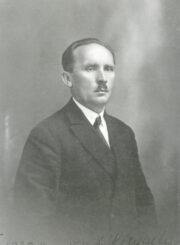 „Dainos“ draugijos Panevėžio skyriaus narys muzikas Zigmas Skirgaila. Panevėžys. 1928 m. Skelbta: https://literaturairmenas.lt/atmintis/vida-girininkiene-nuo-vinco-kudirkos-namelio-iki-tautos-namu-ii