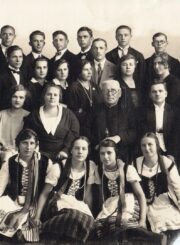 „Dainos“ draugijos Panevėžio skyriaus choras su skyriaus valdybos pirmininku kunigu Jonu Karbausku ir choro vadovu bei skyriaus valdybos vicepirmininku muziku Mykolu Karka. 1928 m. Skelbta: https://virtualios-parodos.archyvai.lt/lt/virtualios-parodos-itraukios-istorijos/34/panevezio-operetes-tevas/exh-302/draugijos-bureliai-rateliai/case-1560#slide11; LLMA, F 57, ap. 1, b. 30, l. 1
