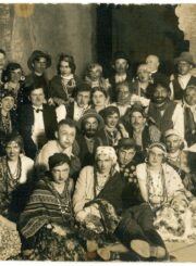 „Dainos“ draugijos Panevėžio skyriaus nariai – operetės „Čigonė Aza“ vaidintojai – su draugijos pirmininku muziku Mykolu Karka (3-ioje eilėje 3-ias iš kairės). Panevėžys. [1932 m.]. PAVB, Mykolo Valdo Jataučio fondas F176