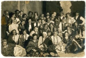 „Dainos“ draugijos Panevėžio skyriaus nariai – operetės „Čigonė Aza“ vaidintojai – su draugijos pirmininku muziku Mykolu Karka (3-ioje eilėje 3-ias iš kairės). Panevėžys. [1932 m.]. PAVB, Mykolo Valdo Jataučio fondas F176