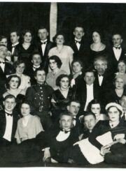 „Dainos“ draugijos Panevėžio skyriaus choras ir solistai – operetės „Doringoji Zuzana“ vaidintojai – su režisieriumi ir dirigentu, draugijos pirmininku muziku Mykolu Karka (3-ioje eilėje 5-as iš kairės). Panevėžys. 1934 03 04. PAVB, Mykolo Valdo Jataučio fondas F176