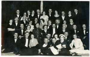 „Dainos“ draugijos Panevėžio skyriaus choras ir solistai – operetės „Doringoji Zuzana“ vaidintojai – su režisieriumi ir dirigentu, draugijos pirmininku muziku Mykolu Karka (3-ioje eilėje 5-as iš kairės). Panevėžys. 1934 03 04. PAVB, Mykolo Valdo Jataučio fondas F176