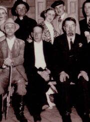 „Dainos“ draugijos Panevėžio skyriaus vaidintojai po operetės „Kaminkrėtys ir malūnininkas“ su Vladu Paulausku ir Matu Grigoniu. Sėdi iš kairės: E. Varevičiūtė-Lukšionienė, Varevičius, V. Paulauskas, M. Grigonis, V. Puzinas. 2-oje eilėje iš kairės: 2-as M. Karka (?), 3-ia Karbauskaitė. Panevėžys, 1937 m. PAVB, Pavienių rankraščių fondas F8-682