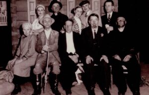 „Dainos“ draugijos Panevėžio skyriaus vaidintojai po operetės „Kaminkrėtys ir malūnininkas“ su Vladu Paulausku ir Matu Grigoniu. Sėdi iš kairės: E. Varevičiūtė-Lukšionienė, Varevičius, V. Paulauskas, M. Grigonis, V. Puzinas. 2-oje eilėje iš kairės: 2-as M. Karka (?), 3-ia Karbauskaitė. Panevėžys, 1937 m. PAVB, Pavienių rankraščių fondas F8-682