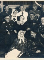 „Dainos“ draugijos Panevėžio skyriaus vaidintojai po spektaklio „Liepsnojančios širdys“. Fotogr. J. Žitkaus. Panevėžys. 1939 09 19. PAVB, Panevėžio draugijų fondas F37-2