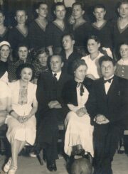 „Dainos“ draugijos Panevėžio skyriaus vaidintojai po spektaklio „Tudbulindu“. Fotogr. J. Žitkaus. Panevėžys. 1938 11 13. PAVB, Panevėžio draugijų fondas F37-3