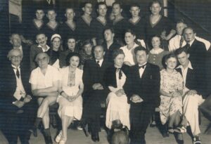 „Dainos“ draugijos Panevėžio skyriaus vaidintojai po spektaklio „Tudbulindu“. Fotogr. J. Žitkaus. Panevėžys. 1938 11 13. PAVB, Panevėžio draugijų fondas F37-3