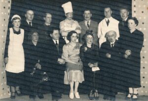 „Dainos“ draugijos Panevėžio skyriaus vaidintojai po spektaklio „Niervai“. Panevėžys. 1938 04 10. PAVB, Panevėžio draugijų fondas F37-4