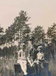 Miškininkas, Berčiūnų kurorto direktorius Jonas Kasperavičius su dukromis Berčiūnų pušyne. XX a. 4 deš. PAVB, Chodakauskų šeimos fondas F118