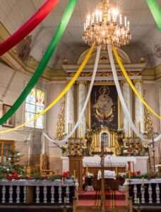 Vitražas vysk. K. Paltarokui Raguvos Švč. Mergelės Marijos Ėmimo į dangų bažnyčioje. G. Lukoševičiaus nuotrauka