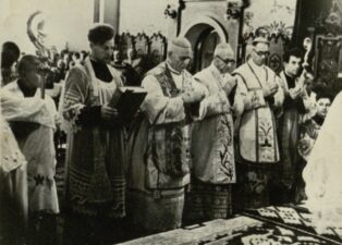 Vyskupų Petro Maželio ir Julijono Steponavičiaus konsekracija Panevėžio Kristaus Karaliaus katedroje. Panevėžys. 1955.09.11. Stovi iš kairės: kunigas Blynas Laimingas, vyskupas Kazimieras Paltarokas, vyskupas Petras Maželis, vyskupas Julijonas Steponavičius, kunigas Bronius Antanaitis, klūpi kunigas Juozapas Antanavičius. VKPA