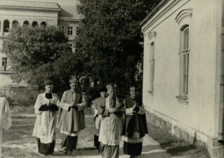 Vyskupų Petro Maželio ir Julijono Steponavičiaus konsekracijos diena. Dvasininkai eina į iškilmes. Iš kairės: kunigas Laimingas Feliksas Blynas, vyskupas Julijonas Steponavičius, kunigas Liucijonas Chaleckis, vyskupas Petras Maželis, priekyje – vyskupas Kazimieras Paltarokas. Panevėžys. 1955.09.11. VKPA