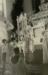 Šv. Kazimiero relikvijų išstatymo Vilniaus Šv. apaštalų Petro ir Povilo bažnyčioje ceremonija. Iškilmingas Šv. Mišias celebruoja vyskupas Kazimieras Paltarokas. Priekyje – klierikas Vytautas Masys; antroje eilėje iš kairės: kunigas Jurgis Užusienis, kunigas Laimingas Feliksas Blynas, vyskupas Kazimieras Paltarokas; dešinėje – kanauninkas J. Ellert. Vilnius. 1953.05.10. VKPA