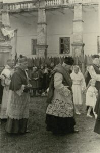 Šv. Kazimiero relikvijų perkėlimo ceremonija. Vilnius. 1952.10.09. Kairėje neša baldakimą kunigas Leonardas Pukėnas, vyskupas Kazimieras Paltarokas, prelatas Liucijonas Chaleckis, dešinėje – kanauninkas Juozapas Stankevičius. VKPA