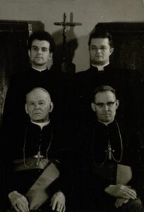 Vyskupas Kazimieras Paltarokas su įpėdiniu vyskupu Julijonu Steponavičiumi ir kancleriais: kanauninku Broniumi Antanaičiu ir kunigu Česlovu Krivaičiu. Vilnius. 1957 m. VKPA