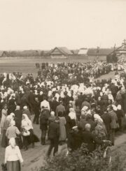 1926 m. gegužės 30-oji – vyskupo Kazimiero Paltaroko ingresas. Tikintieji prie miesto ribos pasitinka atvykstantį ganytoją. Fotogr. J. Pauros. Panevėžys. Panevėžio apskrities Gabrielės Petkevičaitės-Bitės viešosios bibliotekos skaitmeninis archyvas