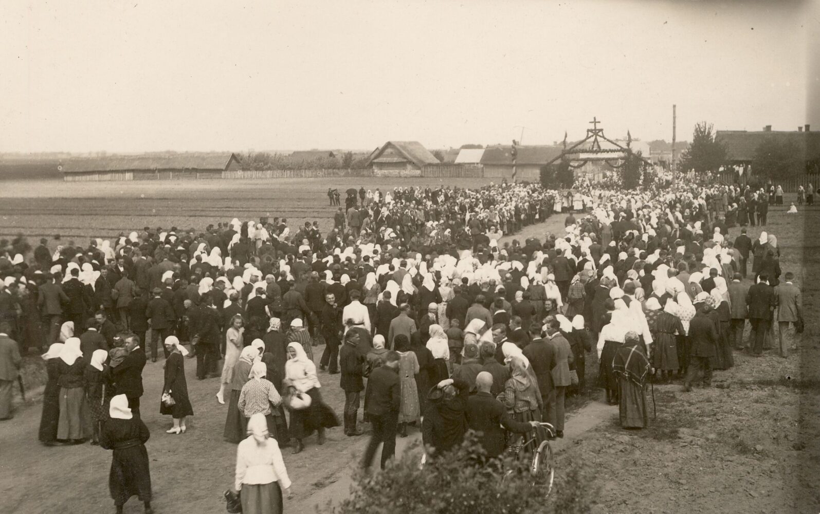 1926 m. gegužės 30-oji – vyskupo Kazimiero Paltaroko ingresas. Tikintieji prie miesto ribos pasitinka atvykstantį ganytoją. Fotogr. J. Pauros. Panevėžys. Panevėžio apskrities Gabrielės Petkevičaitės-Bitės viešosios bibliotekos skaitmeninis archyvas