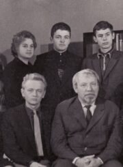 Juozas Miltinis su teatro studijos lankytojais. Iš kairės, sėdi: Alfredas Dukšta, Regina Zizaitė, Juozas Šabaniauskas, Juozas Miltinis, Diana Mitkutė, neatpažintas asmuo; stovi: Petras Kežys, Gražina Urbonavičiūtė, Rimantas Pazikas, Linas Ginkevičius, Antanas Viščinis. Panevėžys, 1965 m. Fotogr. Kazimiero Vitkaus. PAVB FKV-335-7-1