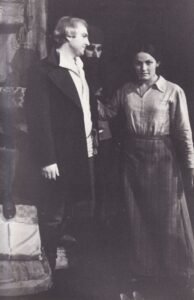 K. Saja „Devynbėdžiai“ (rež. Vaclovas Blėdis), 1974 m. Alfredas Dukšta – Daunoras, Petras Steponavičius – Rudabarzdis, Regina Kairytė – Danutė. Fotogr. Kazimiero Vitkaus. PAVB FKV-206-14-1