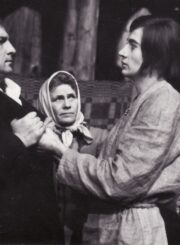 K. Saja „Devynbėdžiai“ (rež. Vaclovas Blėdis), 1974 m. Alfredas Dukšta – Daunoras, Eugenija Šulgaitė – Daunorienė, Jonas Garliauskas – Skalnas, Regina Zdanavičiūtė – Boba vienaakė. Fotogr. Kazimiero Vitkaus. PAVB FKV-206-22-6