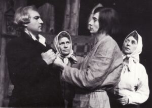 K. Saja „Devynbėdžiai“ (rež. Vaclovas Blėdis), 1974 m. Alfredas Dukšta – Daunoras, Eugenija Šulgaitė – Daunorienė, Jonas Garliauskas – Skalnas, Regina Zdanavičiūtė – Boba vienaakė. Fotogr. Kazimiero Vitkaus. PAVB FKV-206-22-6