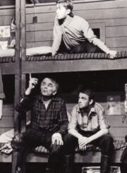 V. Petkevičius „Dainuojantis milžinkapis“ (rež. Vaclovas Blėdis), 1977 m. Alfredas Dukšta – Bronius, Kazimieras Vitkus – Dėdė Petras, Rimantas Pazikas – Danas, Albertas Astrauskas (viršuje) – Aldonas Ožkutis. Fotogr. Kazimiero Vitkaus. PAVB FKV-213-9-1