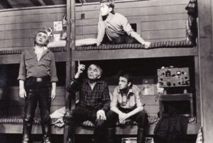 V. Petkevičius „Dainuojantis milžinkapis“ (rež. Vaclovas Blėdis), 1977 m. Alfredas Dukšta – Bronius, Kazimieras Vitkus – Dėdė Petras, Rimantas Pazikas – Danas, Albertas Astrauskas (viršuje) – Aldonas Ožkutis. Fotogr. Kazimiero Vitkaus. PAVB FKV-213-9-1