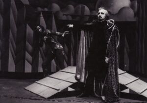 W. Shakespeare’as „Audra“ (rež. Vaclovas Blėdis), 1978 m. Albinas Tumas – Kalibatas, Alfredas Dukšta – Prosperas. Fotogr. Kazimiero Vitkaus. PAVB FKV-218-9-2