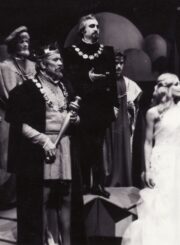 W. Shakespeare’as „Audra“ (rež. Vaclovas Blėdis), 1978 m. Scena iš spektaklio. Alfredas Dukšta (viduryje) – Prosperas. Fotogr. Kazimiero Vitkaus. PAVB FKV-218-19-4